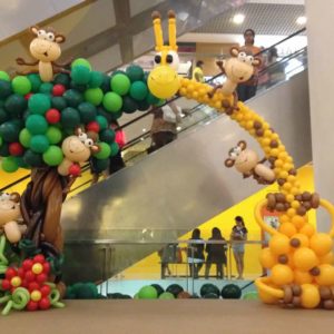 Giraffe-and-Monkey-Balloon-Arch